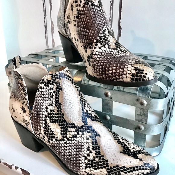 Shoes - Snake skin close toe booties